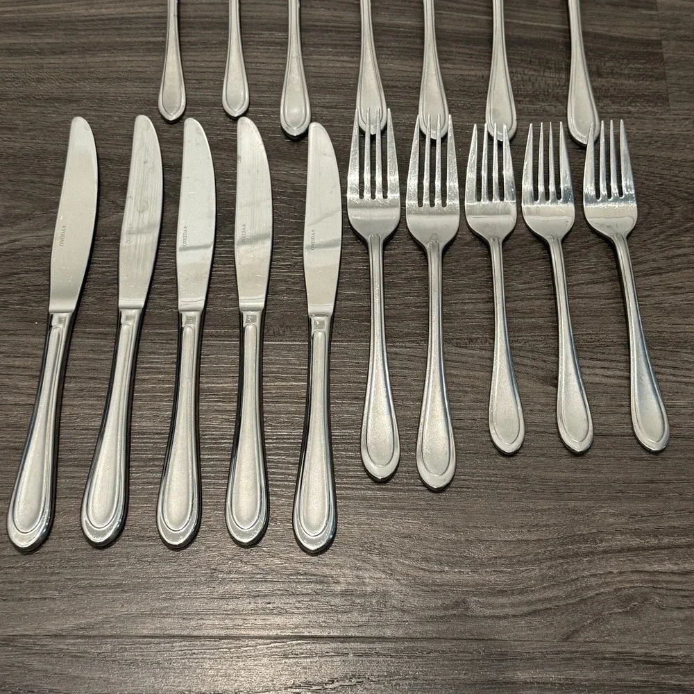 Oneida ASTAIR Stainless Glossy Flatware 17 Piece Mixed Lot Forks Spoons Knives